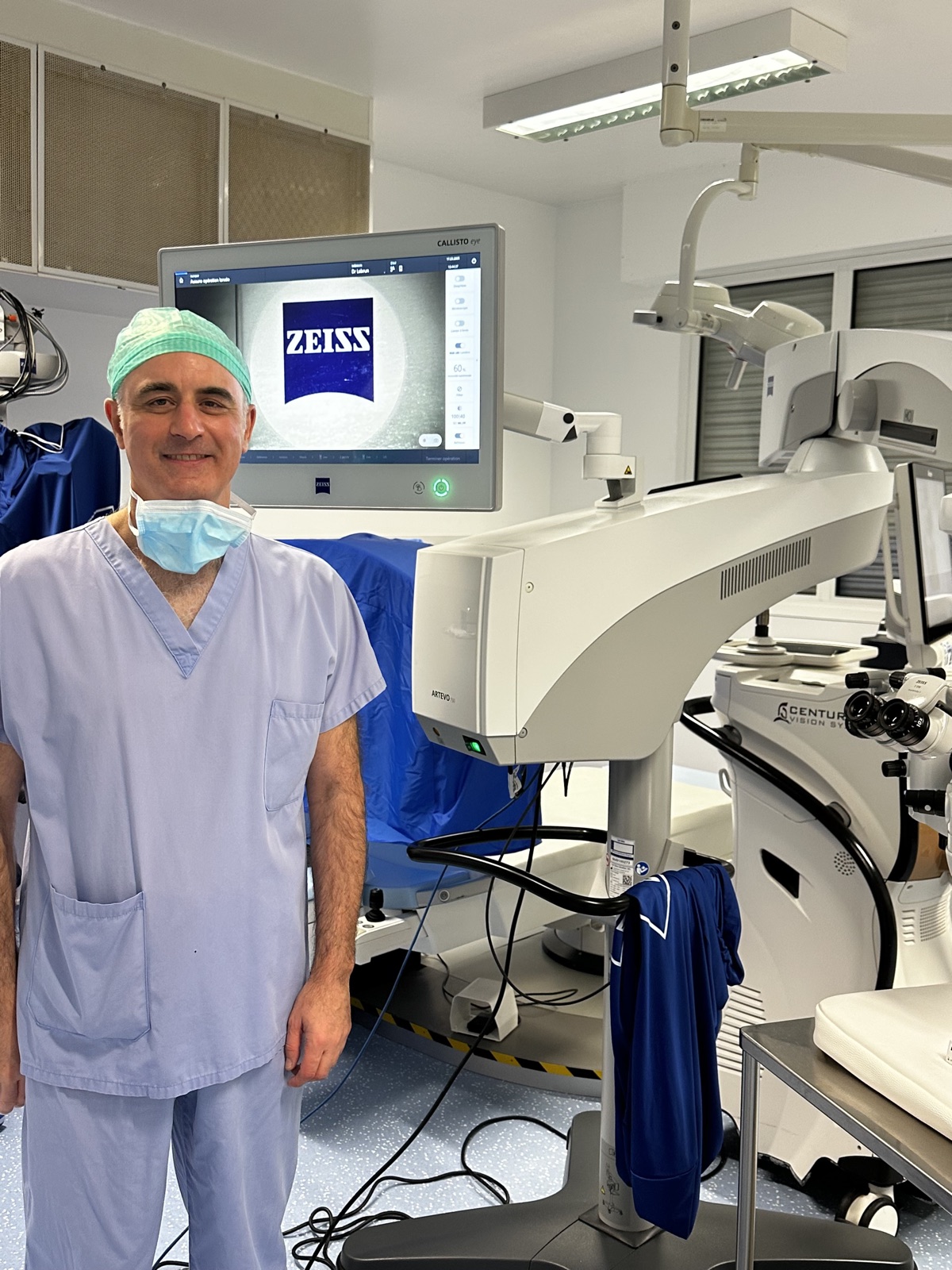 Le Dr Lebrun au bloc opératoire, avec le microscope ZEISS ARTEVO 750
